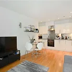 Stylish 2-Bed Flat Next To Tower Of London
