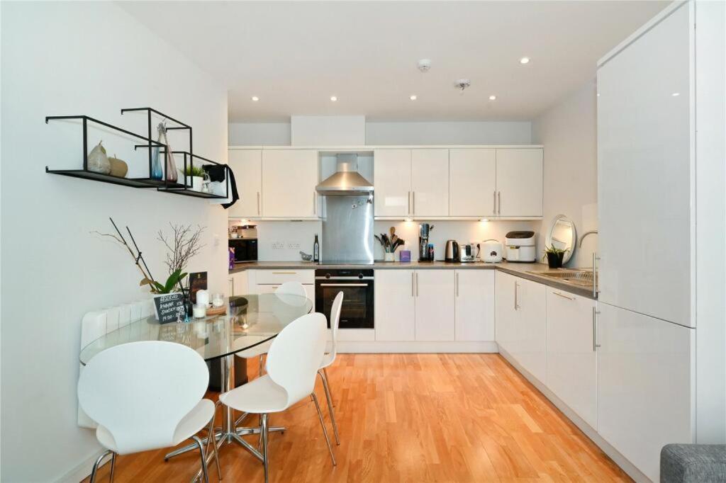 Stylish 2-bed Flat Next To Tower Of * Londres