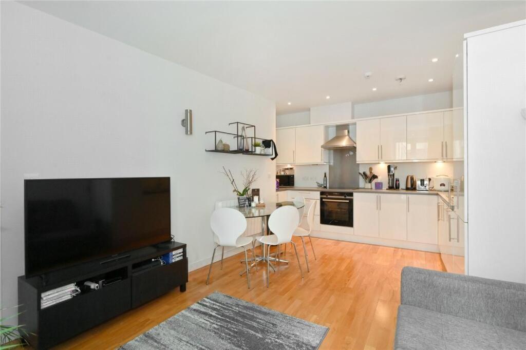 Stylish 2-bed Flat Next To Tower Of